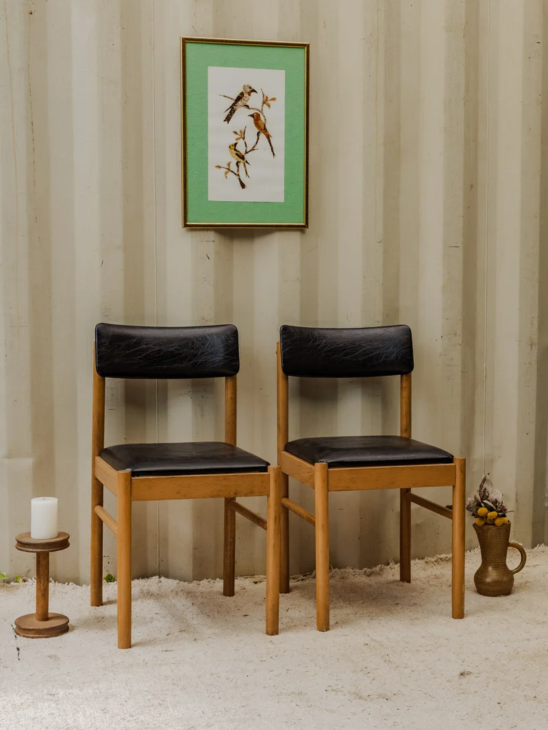 Alma, la paire de chaises Baumann en bois et cuir N°1547