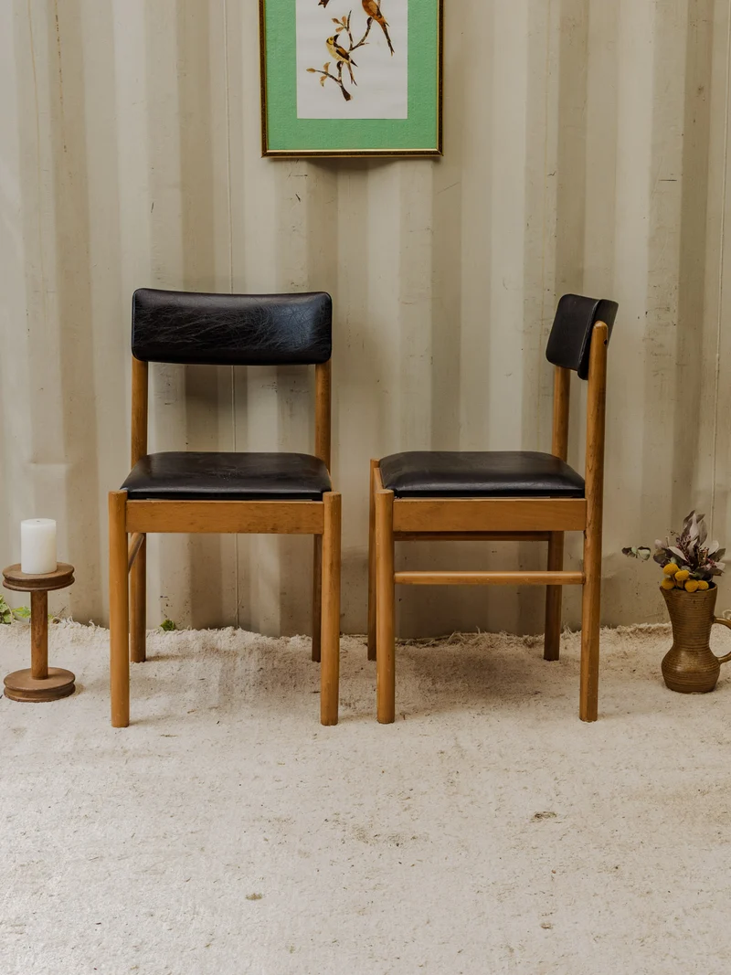 Alma, la paire de chaises Baumann en bois et cuir N°1547
