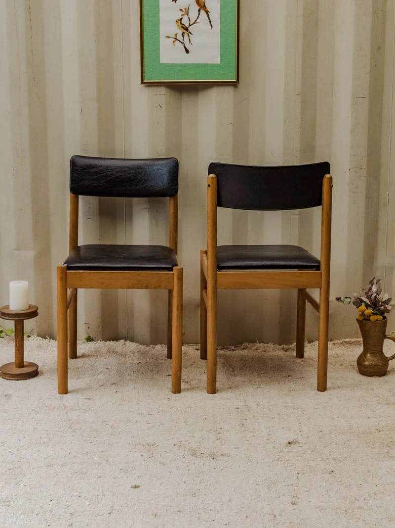 Alma, la paire de chaises Baumann en bois et cuir N°1547