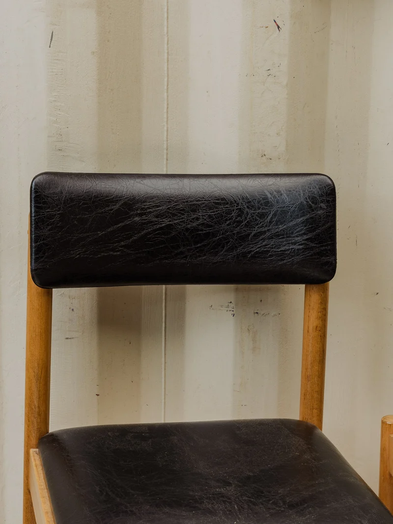 Alma, la paire de chaises Baumann en bois et cuir N°1547