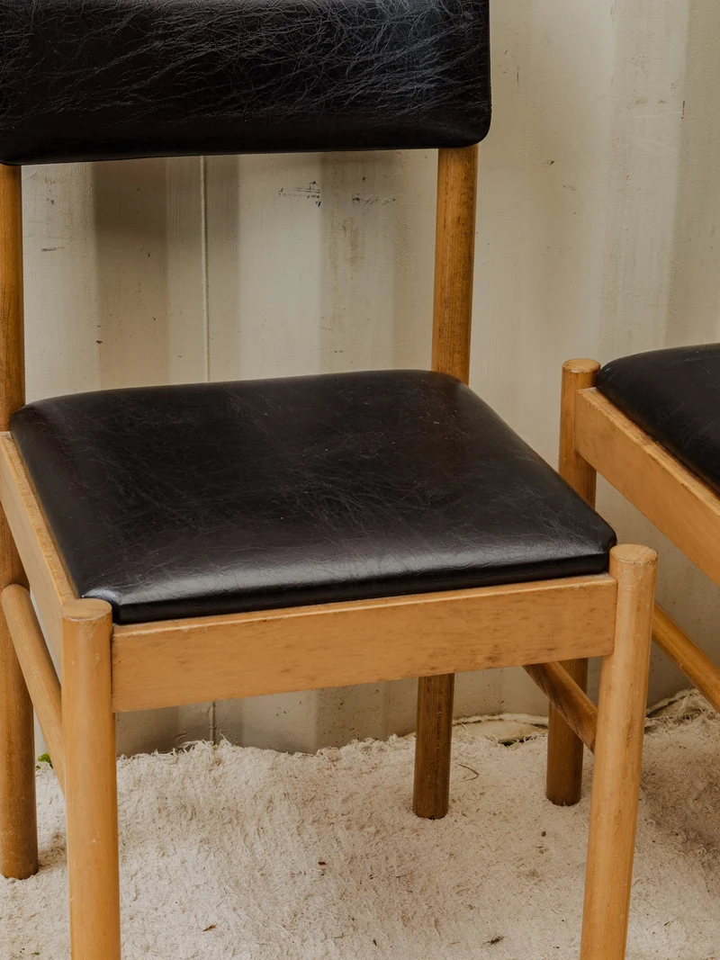 Alma, la paire de chaises Baumann en bois et cuir N°1547