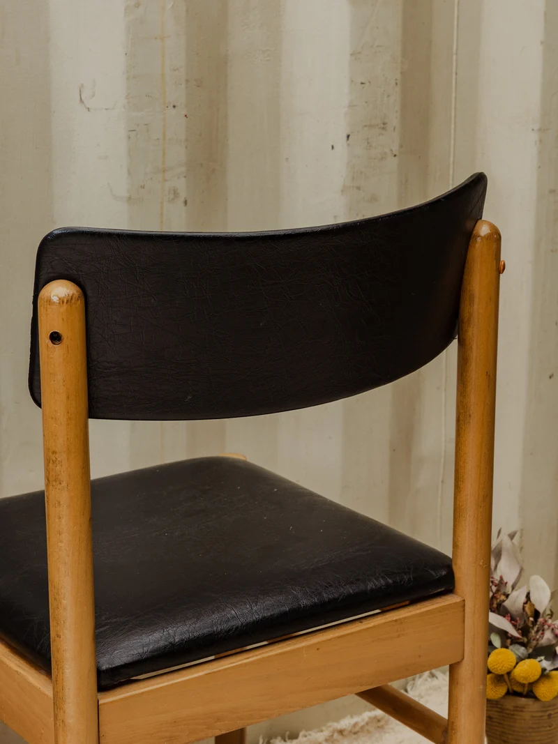 Alma, la paire de chaises Baumann en bois et cuir N°1547