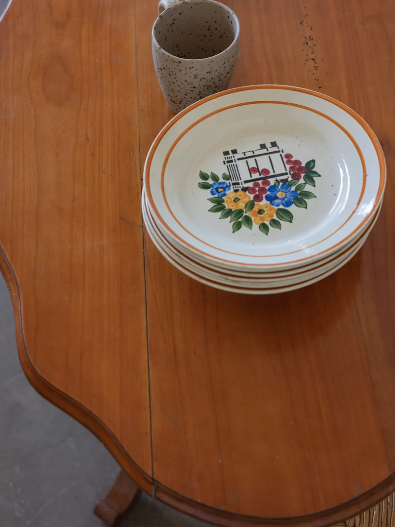 Francine, la table d'appoint en bois N°1547