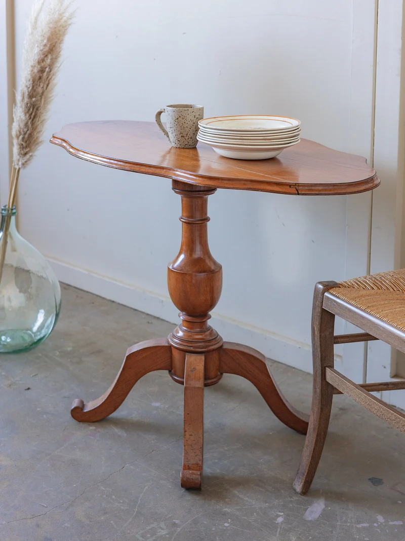 Francine, la table d'appoint en bois N°1547