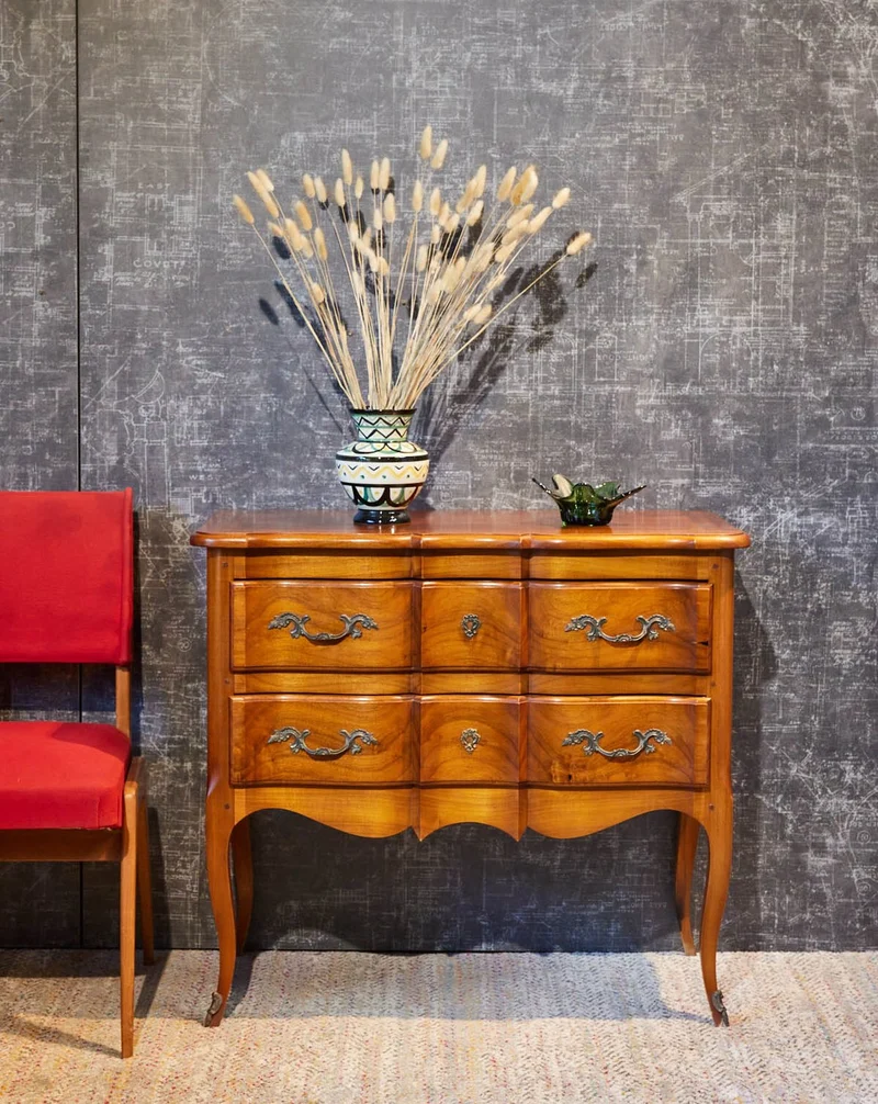 Garance, la commode sauteuse arbalète en merisier style Louis XV N°756