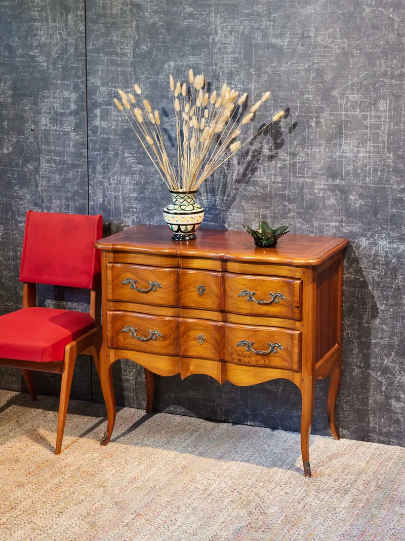 Garance, la commode sauteuse arbalète en merisier style Louis XV N°756