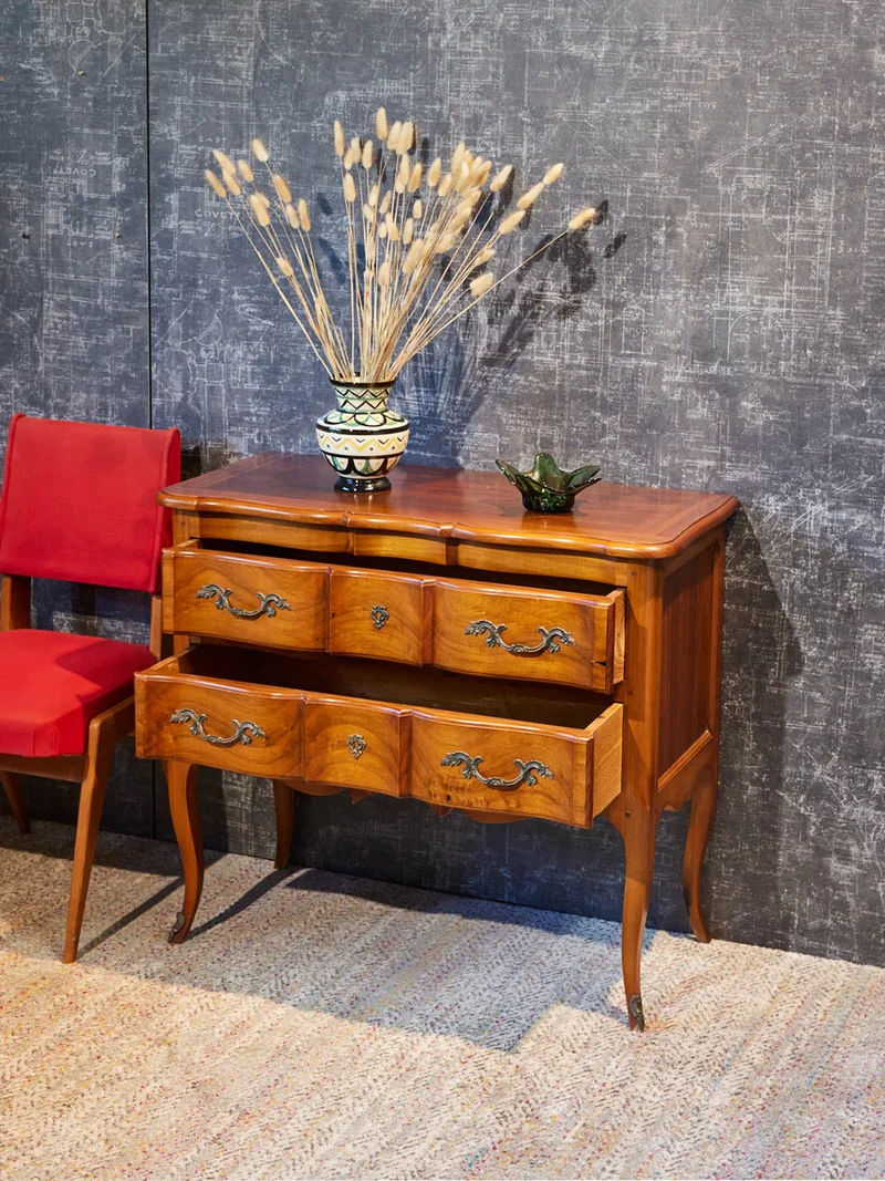 Garance, la commode sauteuse arbalète en merisier style Louis XV N°756