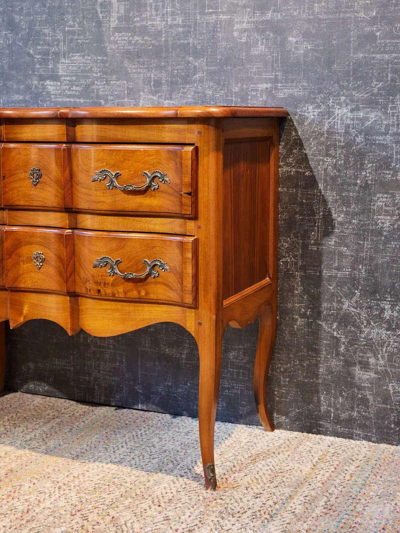 Garance, la commode sauteuse arbalète en merisier style Louis XV N°756