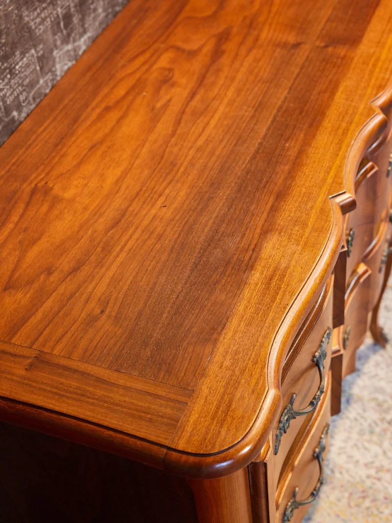Garance, la commode sauteuse arbalète en merisier style Louis XV N°756