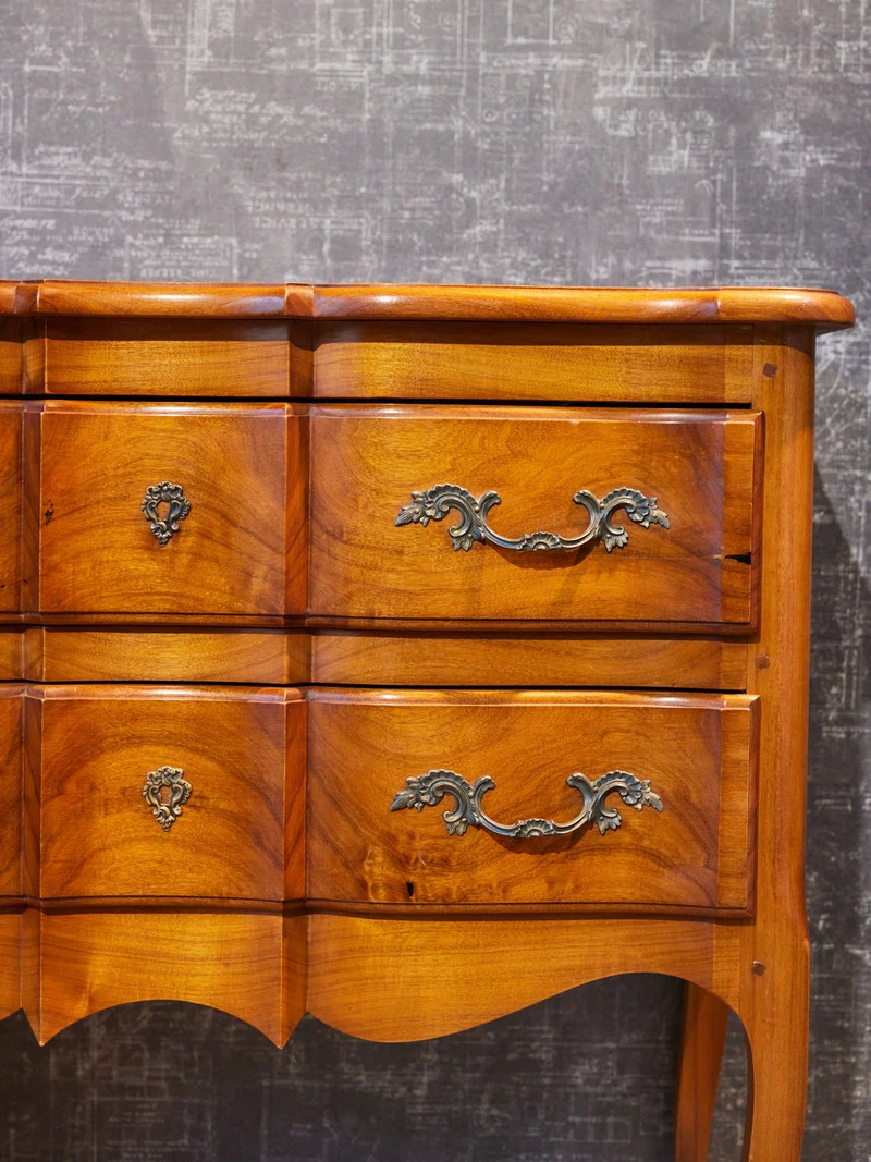 Garance, la commode sauteuse arbalète en merisier style Louis XV N°756