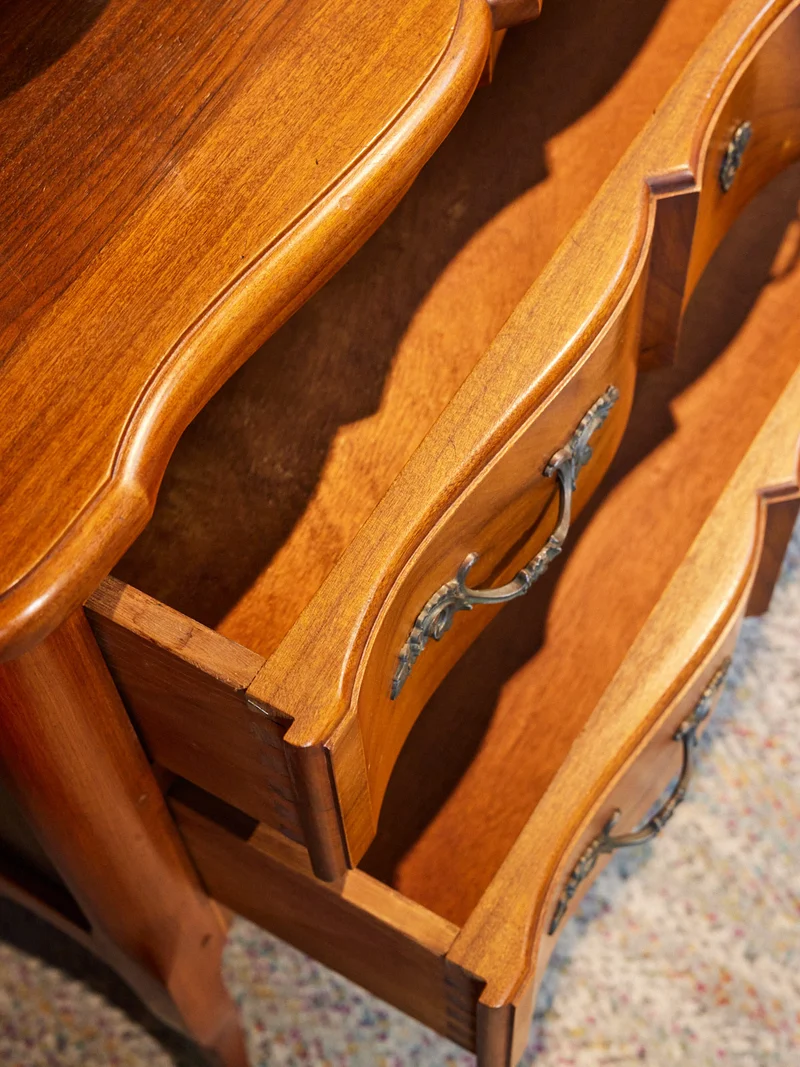 Garance, la commode sauteuse arbalète en merisier style Louis XV N°756