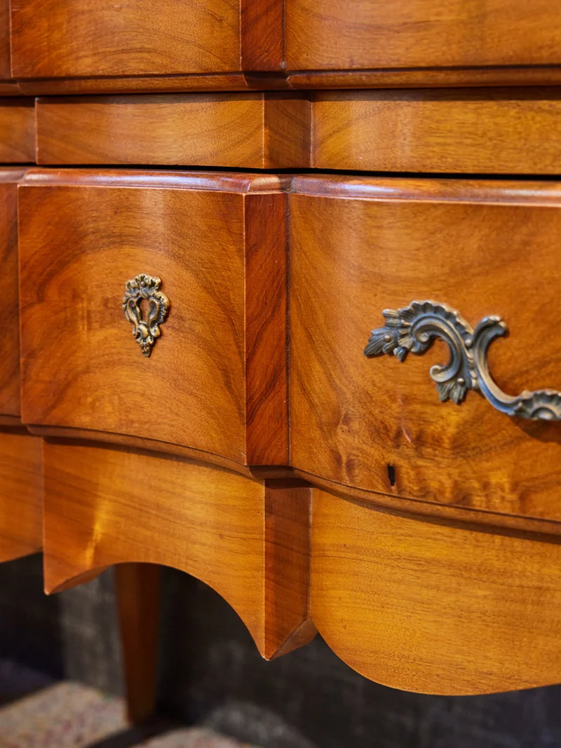 Garance, la commode sauteuse arbalète en merisier style Louis XV N°756