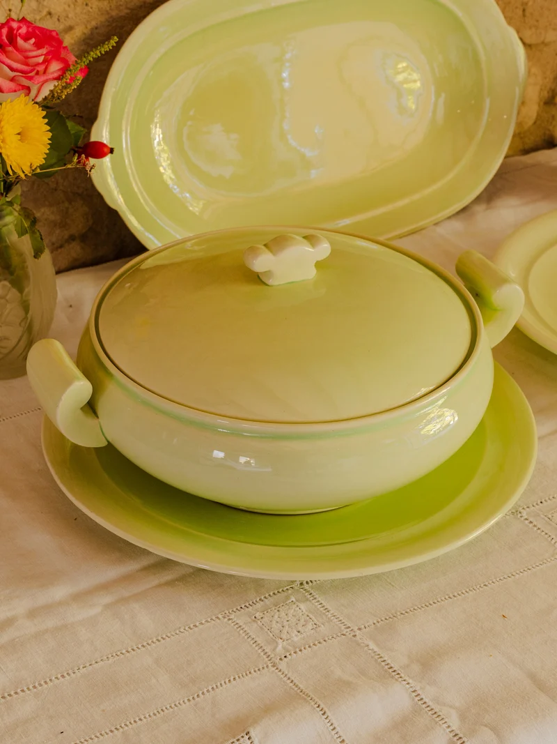 Nestor, le service de vaisselle en faïence vert clair N°760