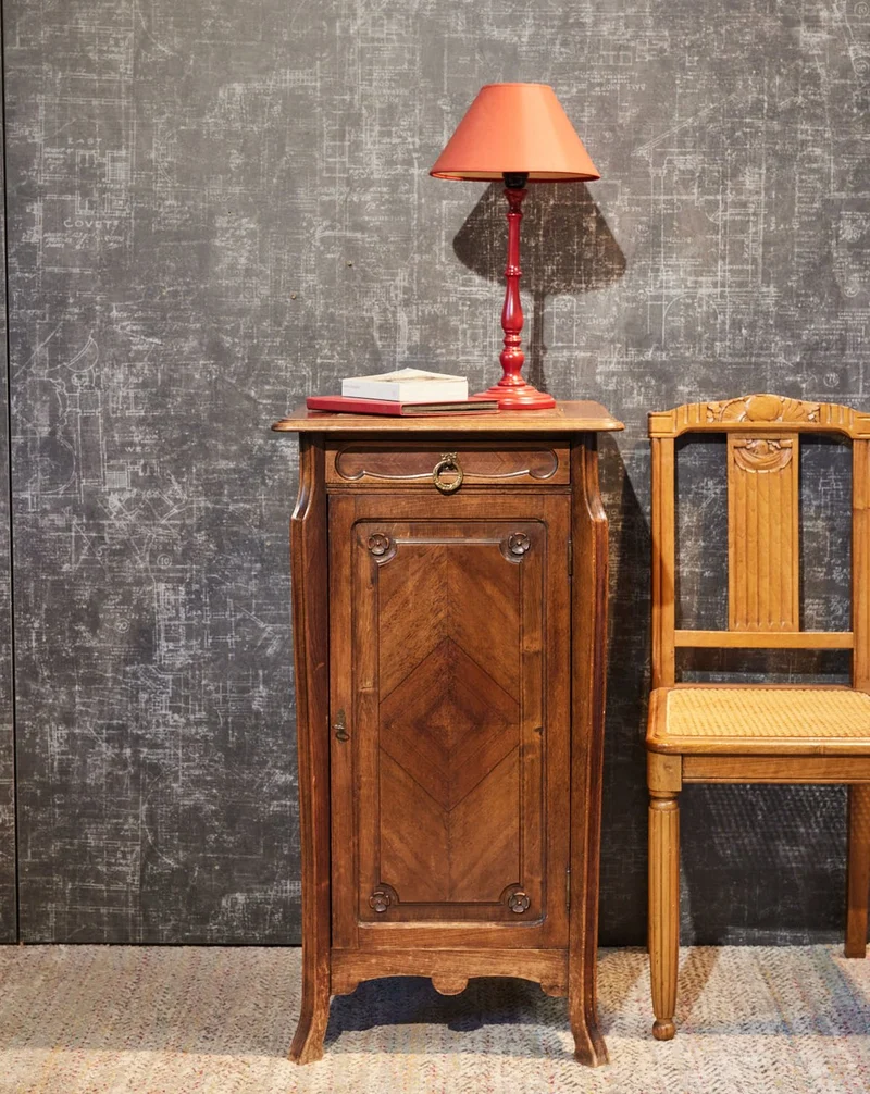 Francine, la table d'appoint en bois N°1556