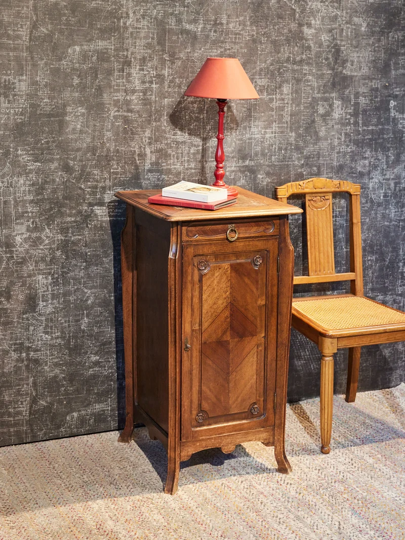 Francine, la table d'appoint en bois N°1556