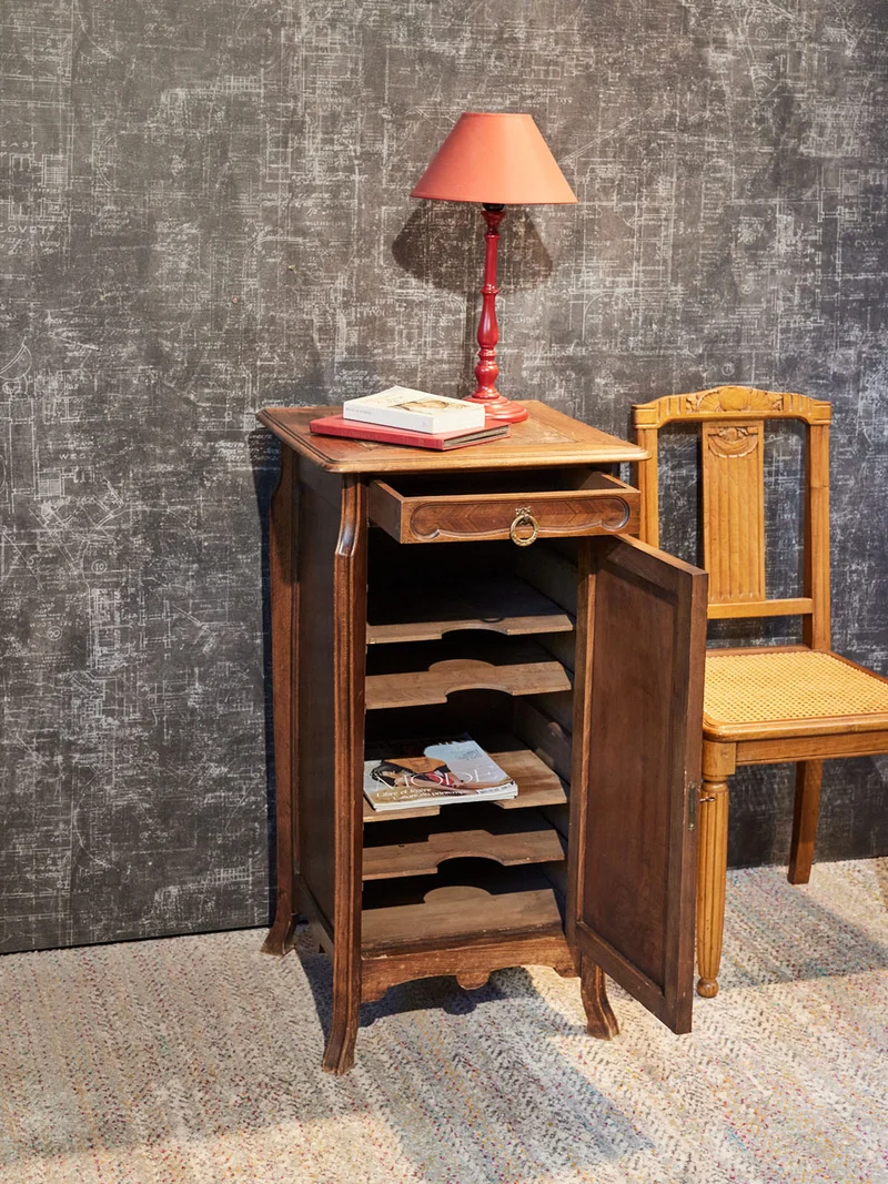 Francine, la table d'appoint en bois N°1556