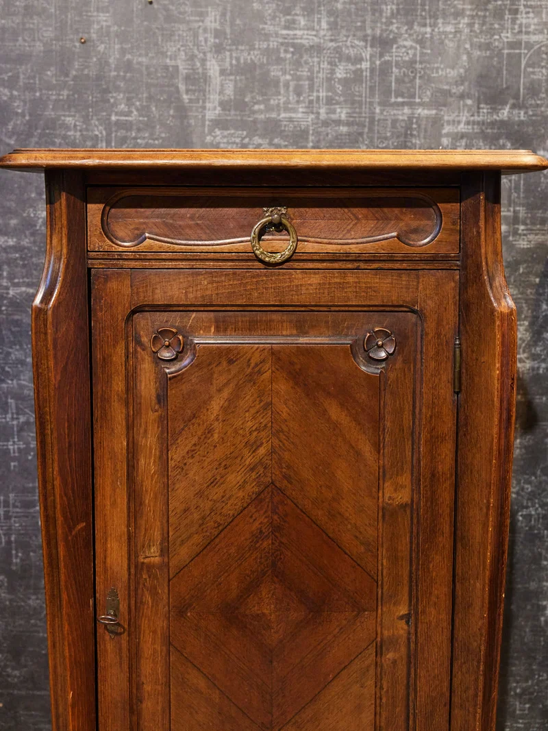 Francine, la table d'appoint en bois N°1556