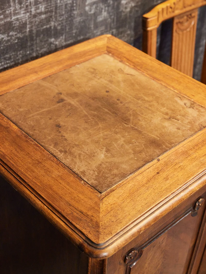 Francine, la table d'appoint en bois N°1556
