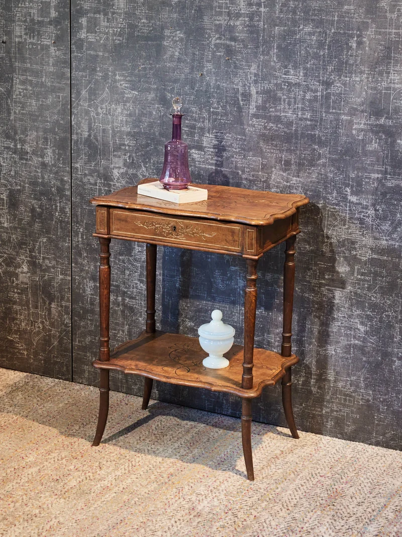 Louise, la coiffeuse en bois sculpté N°349