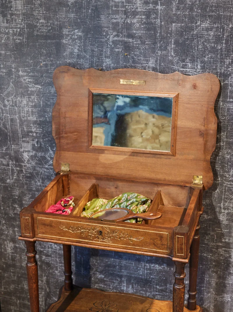 Louise, la coiffeuse en bois sculpté N°349