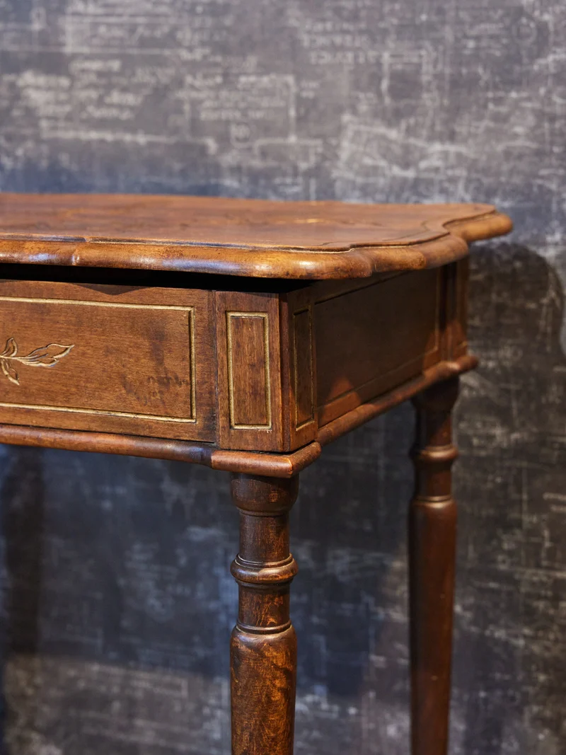 Louise, la coiffeuse en bois sculpté N°349