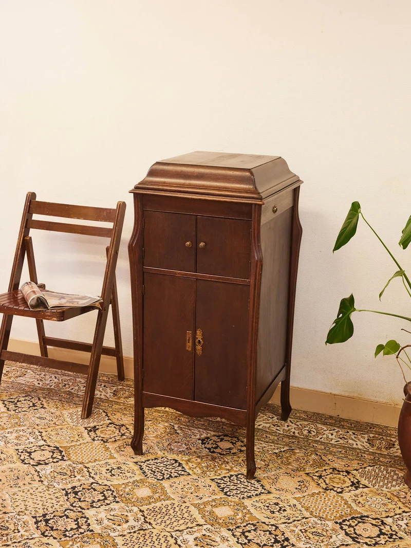 Francine, la table d'appoint pour gramophone en bois N°1549