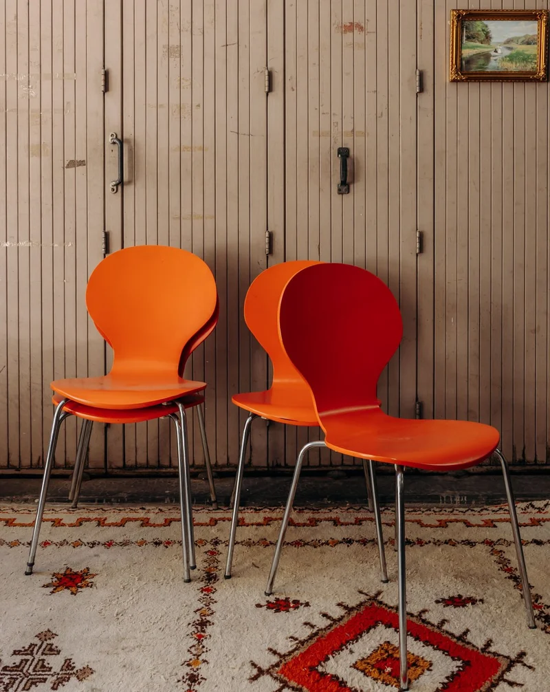 Alma, le lot de 4 chaises en bois orange rétro N°1965