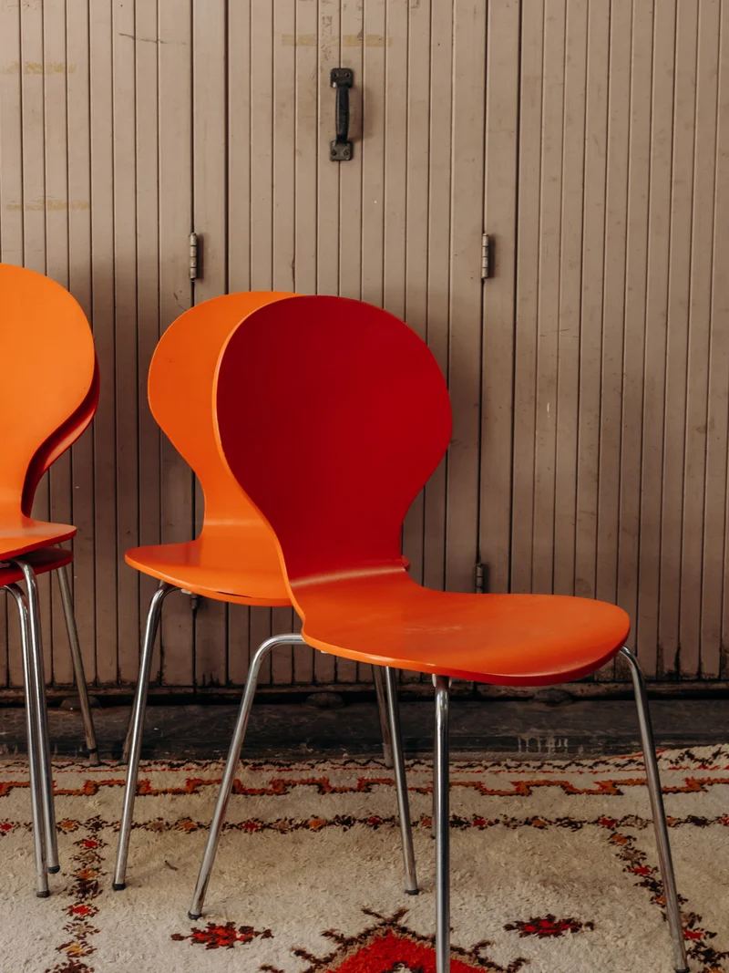 Alma, le lot de 4 chaises en bois orange rétro N°1965