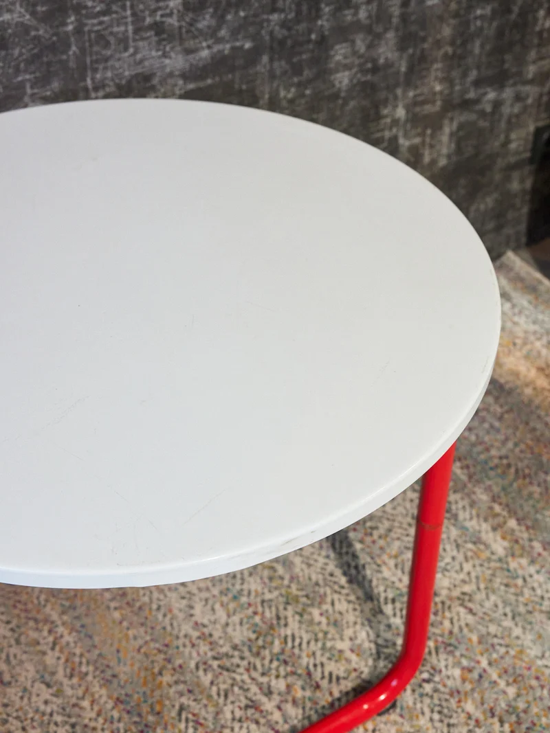 Hanna, la table d'appoint pliante en métal N°1559