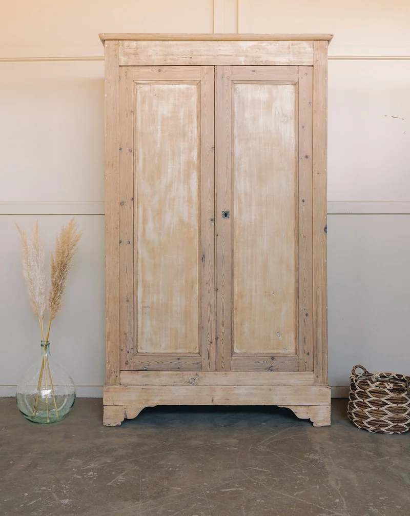 Blandine, l'armoire de campagne en bois clair rénovée N°501