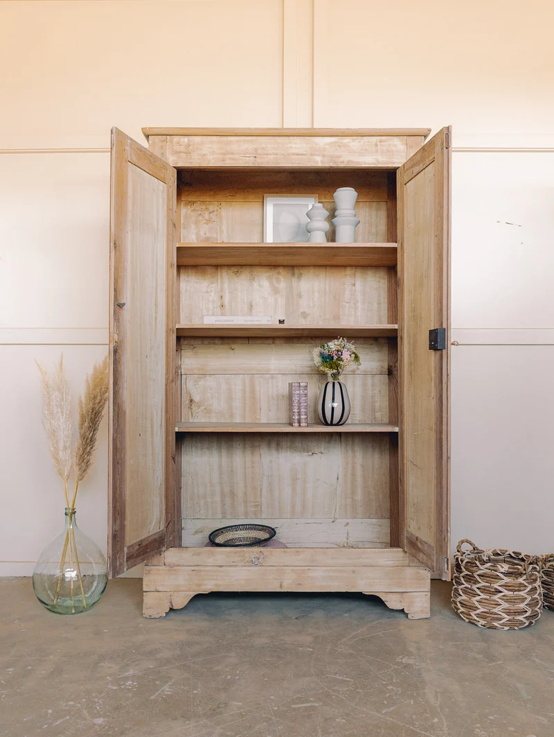 Blandine, l'armoire de campagne en bois clair rénovée N°501