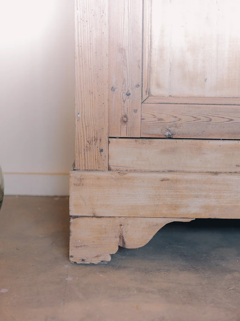 Blandine, l'armoire de campagne en bois clair rénovée N°501