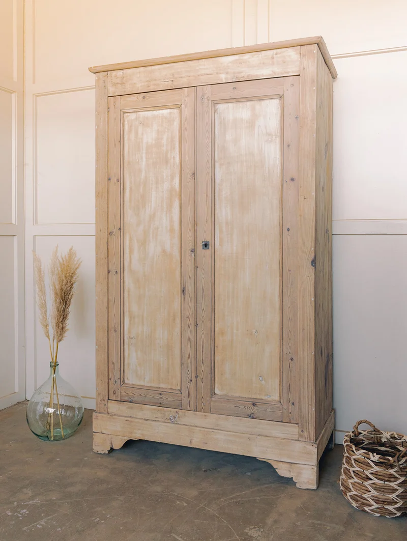 Blandine, l'armoire de campagne en bois clair rénovée N°501