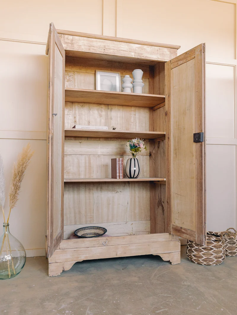 Blandine, l'armoire de campagne en bois clair rénovée N°501