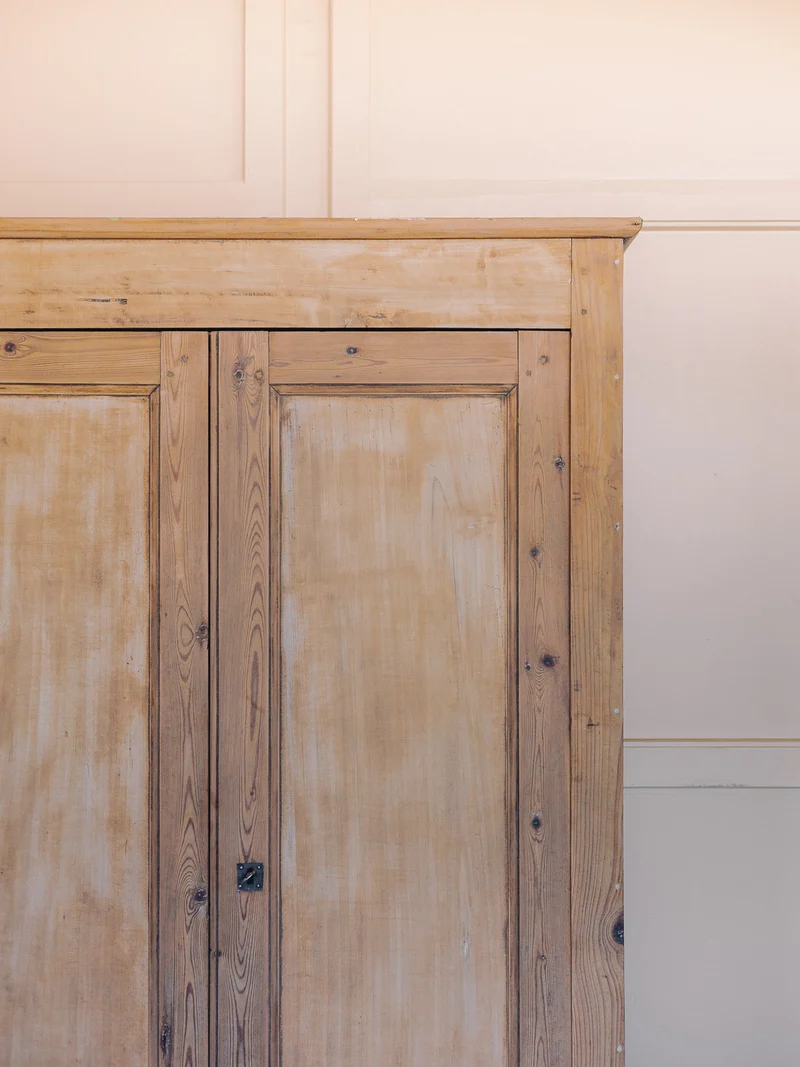 Blandine, l'armoire de campagne en bois clair rénovée N°501