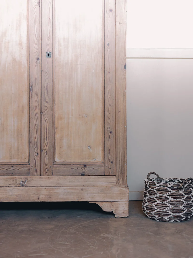 Blandine, l'armoire de campagne en bois clair rénovée N°501