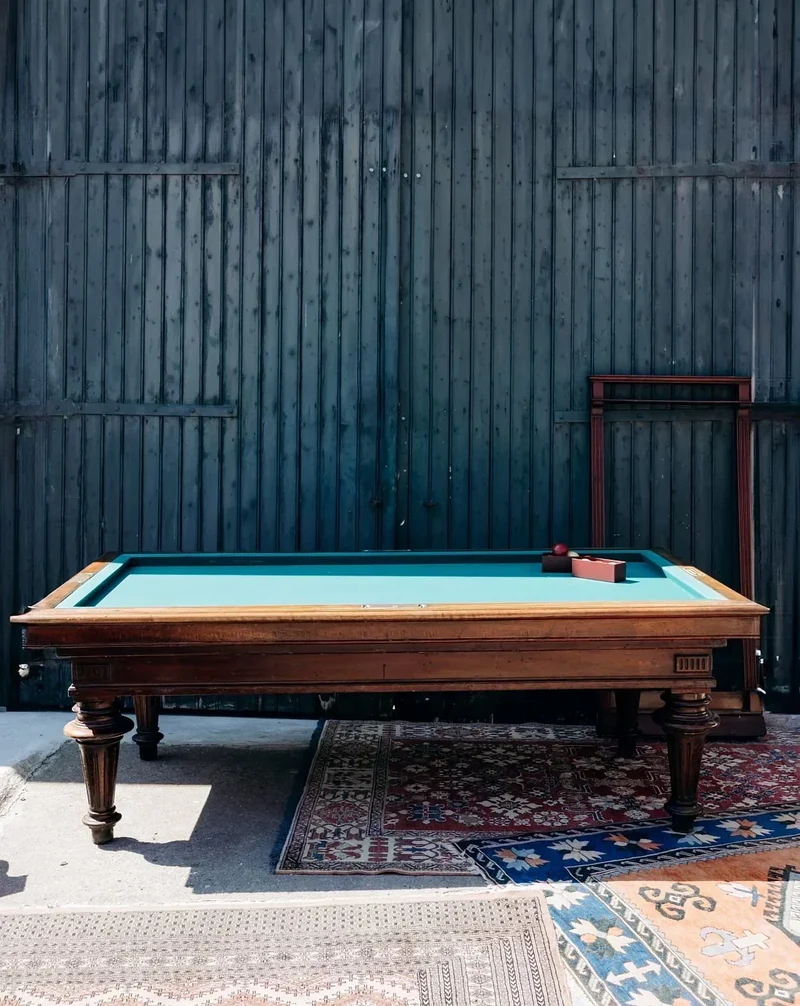 Billie, la table de billard N°1