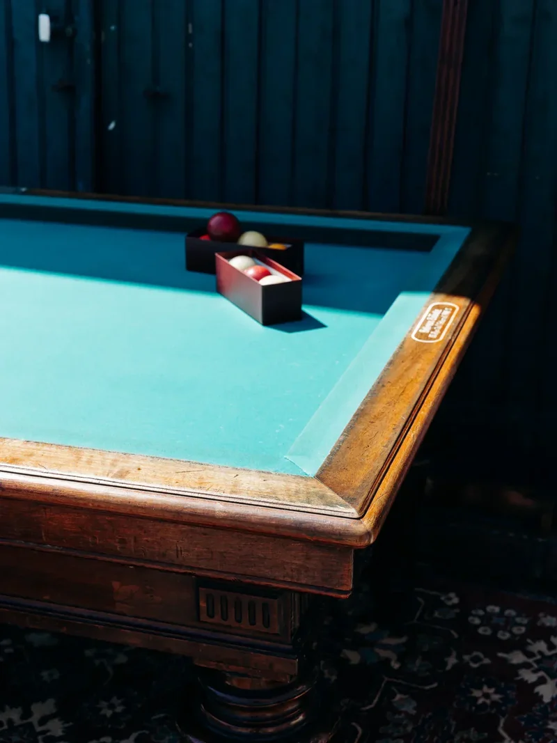 Billie, la table de billard N°1