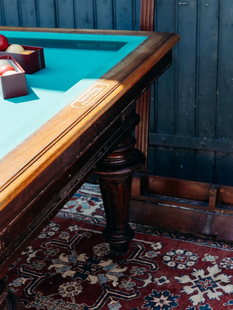 Billie, la table de billard N°1