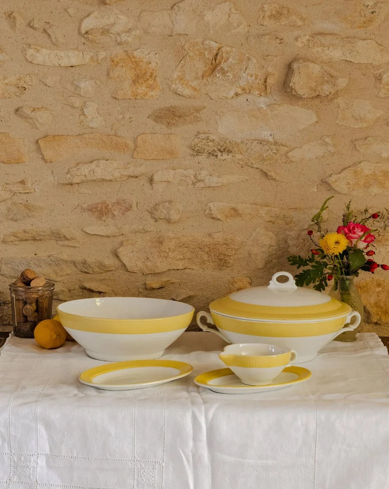 Nestor, le service de vaisselle en faïence jaune et blanche N°744