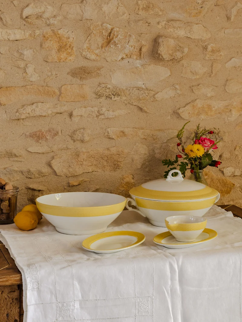 Nestor, le service de vaisselle en faïence jaune et blanche N°744