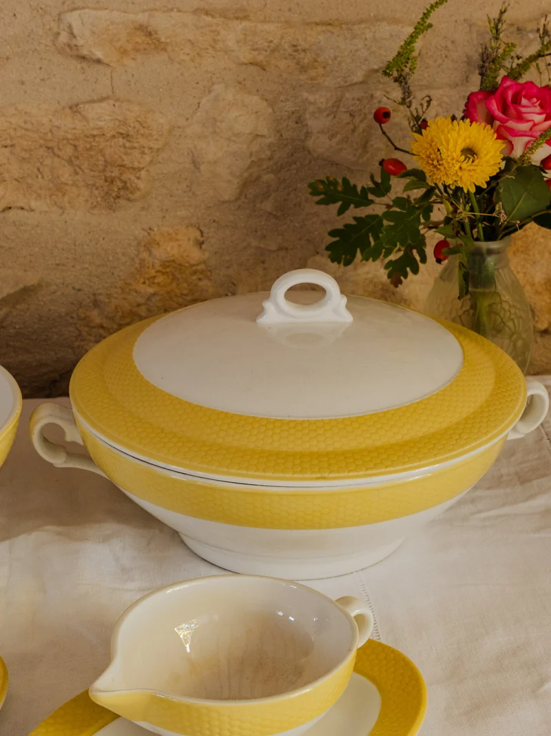 Nestor, le service de vaisselle en faïence jaune et blanche N°744