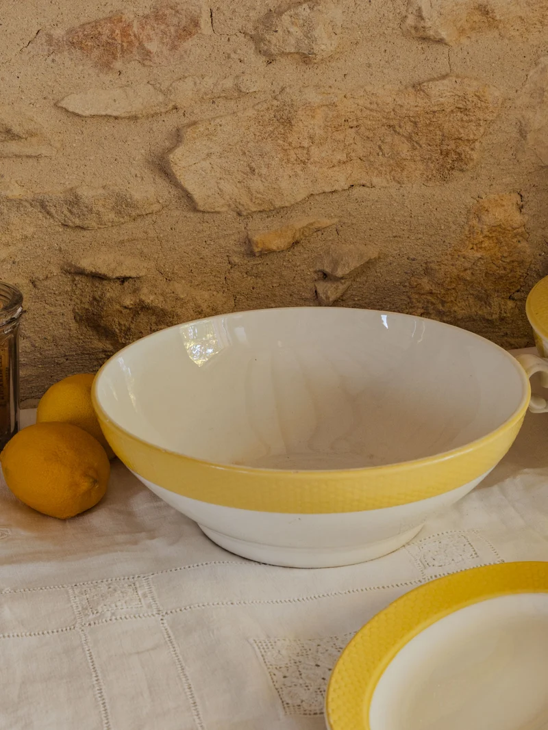 Nestor, le service de vaisselle en faïence jaune et blanche N°744