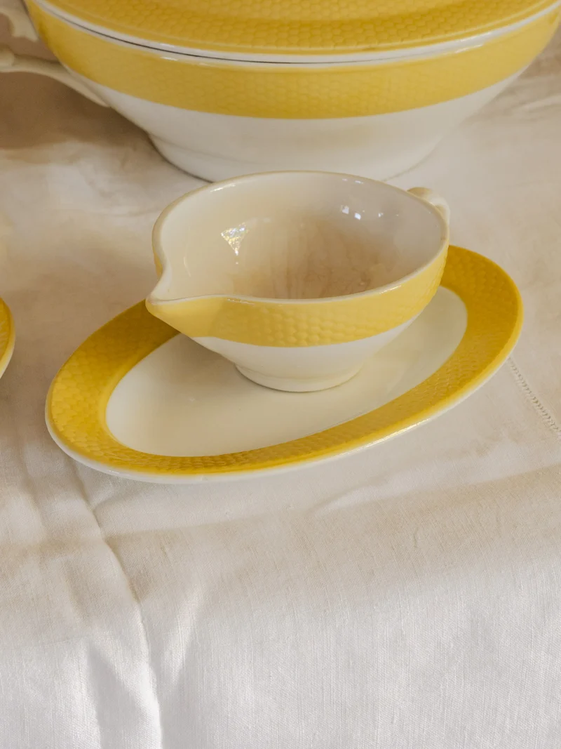 Nestor, le service de vaisselle en faïence jaune et blanche N°744