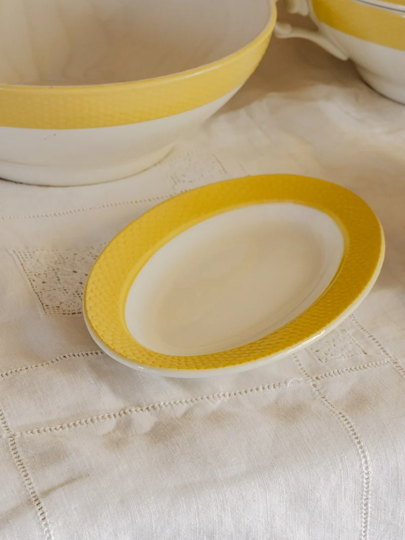 Nestor, le service de vaisselle en faïence jaune et blanche N°744