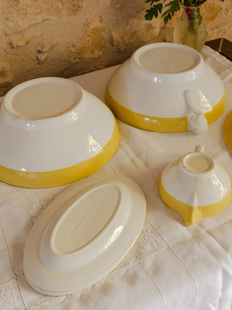 Nestor, le service de vaisselle en faïence jaune et blanche N°744