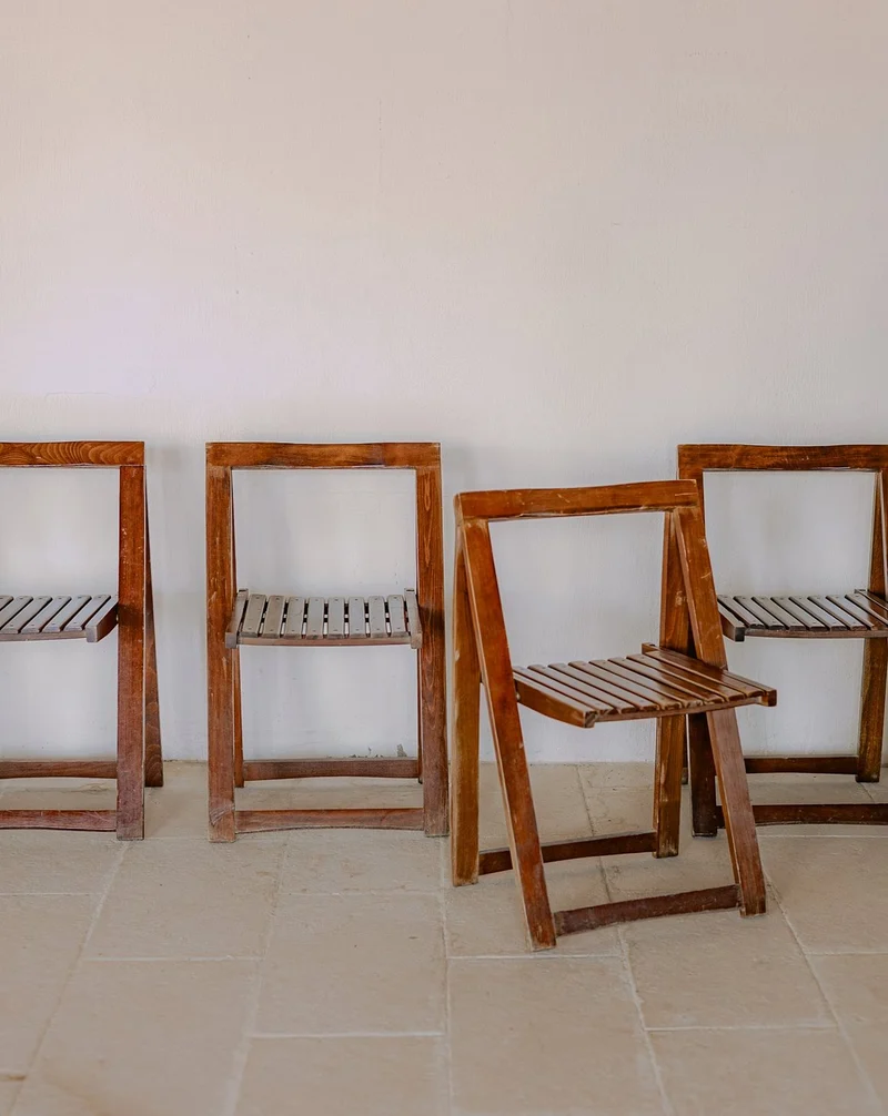 Claude, le lot de 4 chaises en bois au design géométrique moderne N°1431