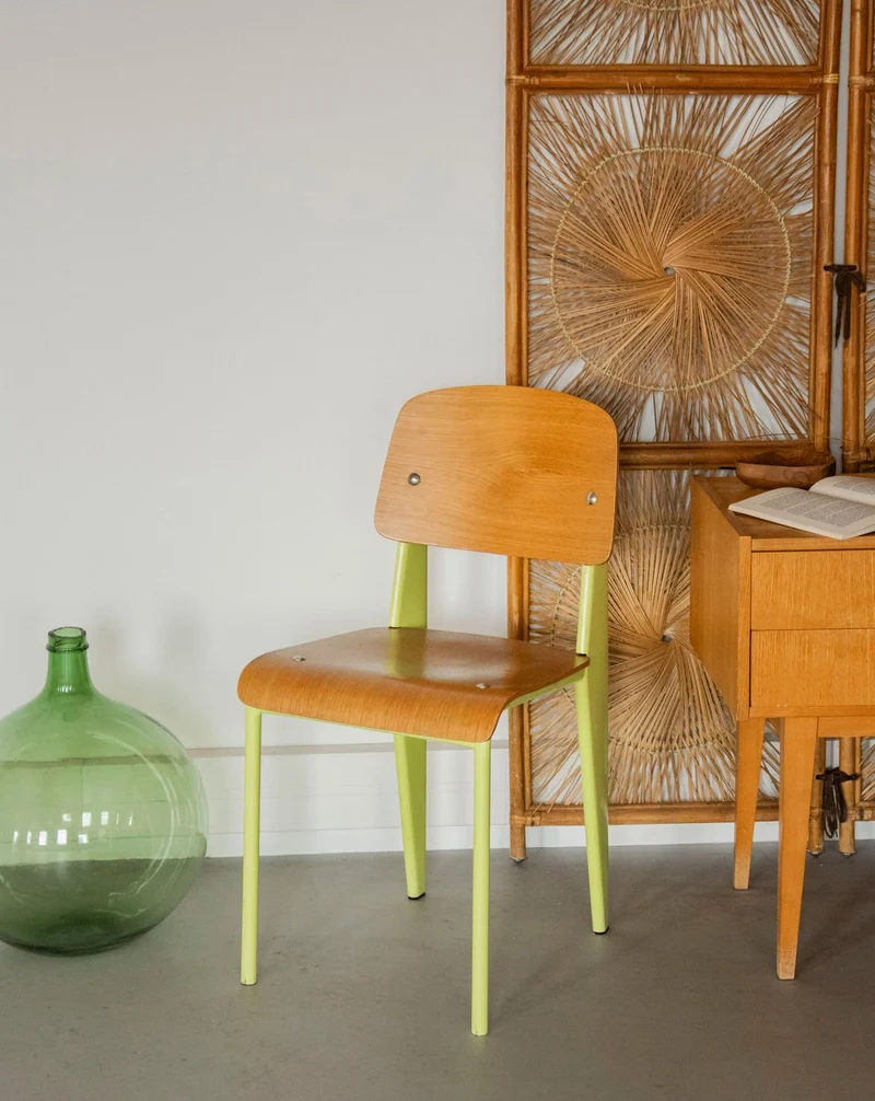 Alma, la chaise aux pieds jaune fluo N°1923