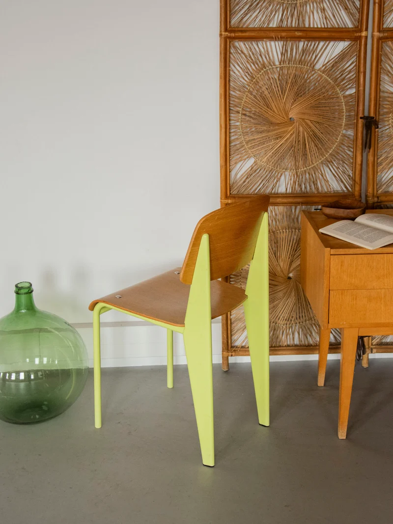 Alma, la chaise aux pieds jaune fluo N°1923