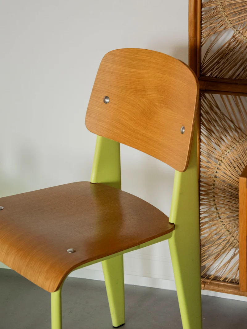Alma, la chaise aux pieds jaune fluo N°1923